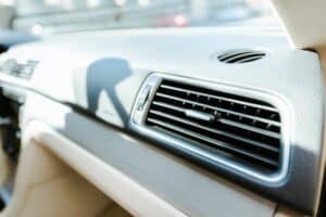 Mehr über den Artikel erfahren Auto Klimaanlage reparieren